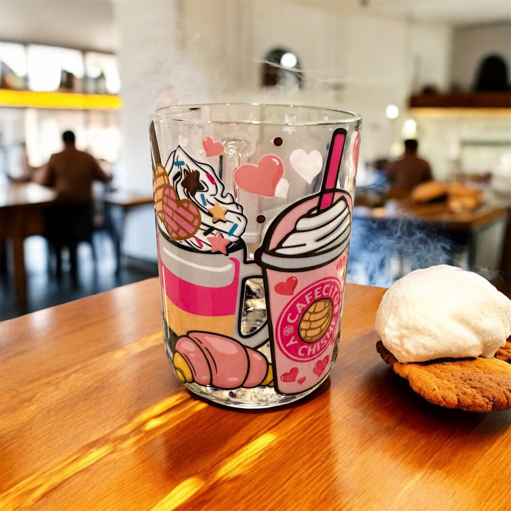 Cafecito y chisme clear glass mug with lid