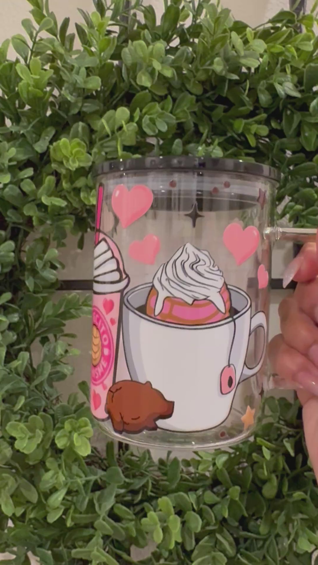 Cafecito y chisme clear glass mug with lid